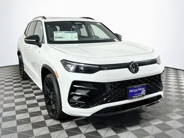 2026 Volkswagen Tiguan 2.0T SE R-Line Black 4Motion's photo
