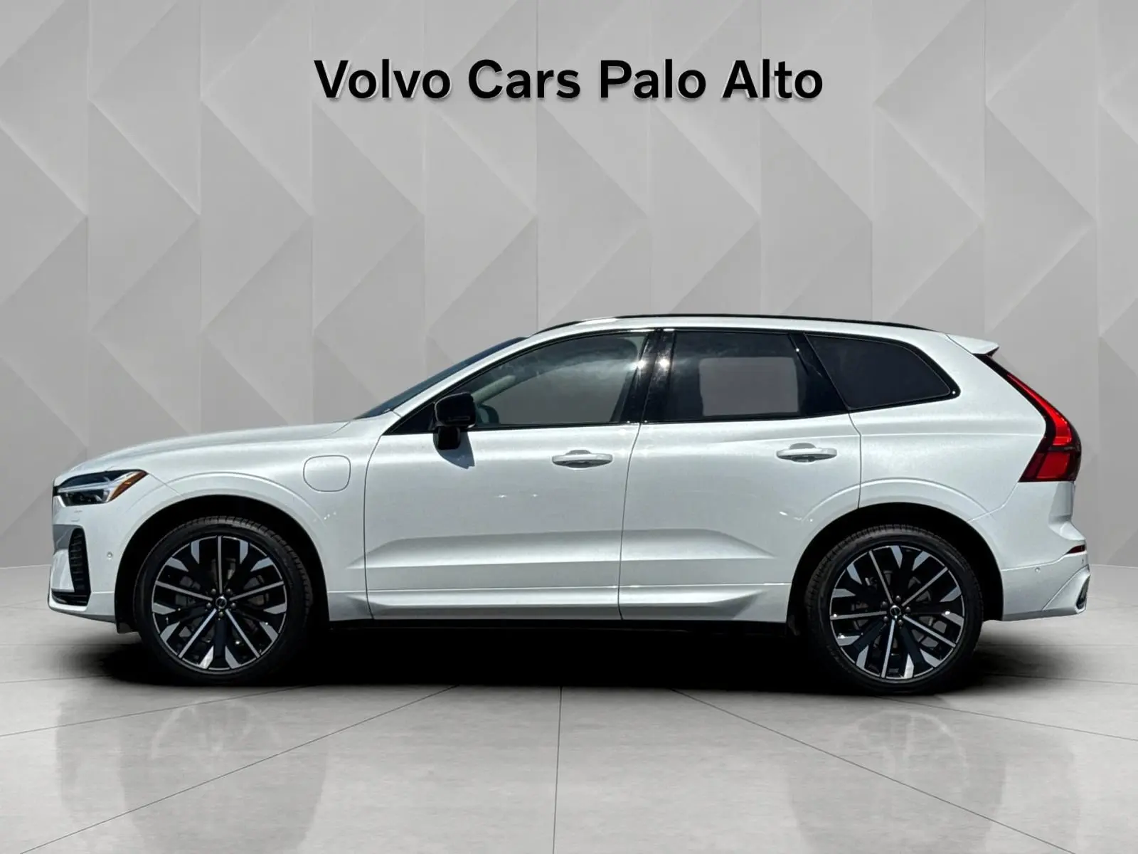 2026 Volvo XC60 T8 Ultra Dark AWD photo 5