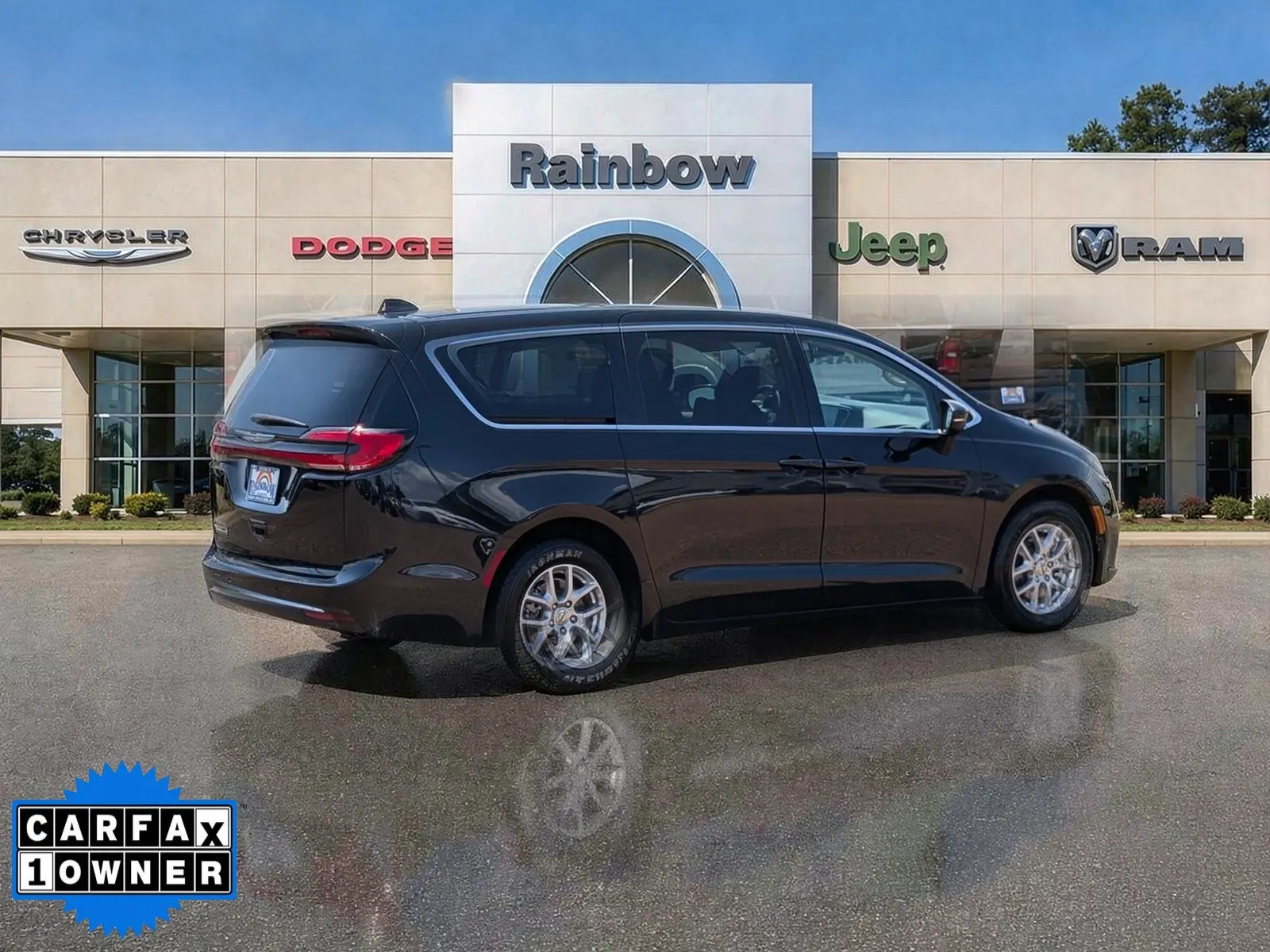 2023 Chrysler Pacifica Touring L photo 3