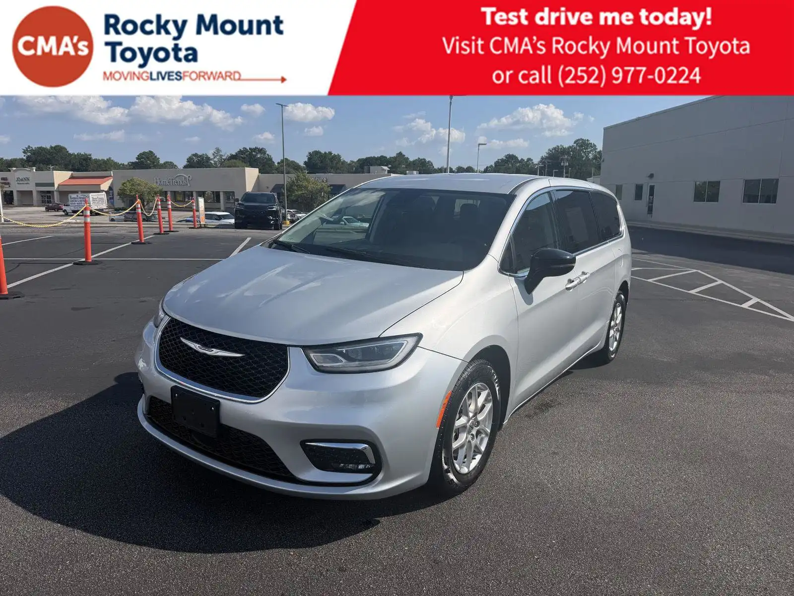 2024 Chrysler Pacifica Touring L's photo