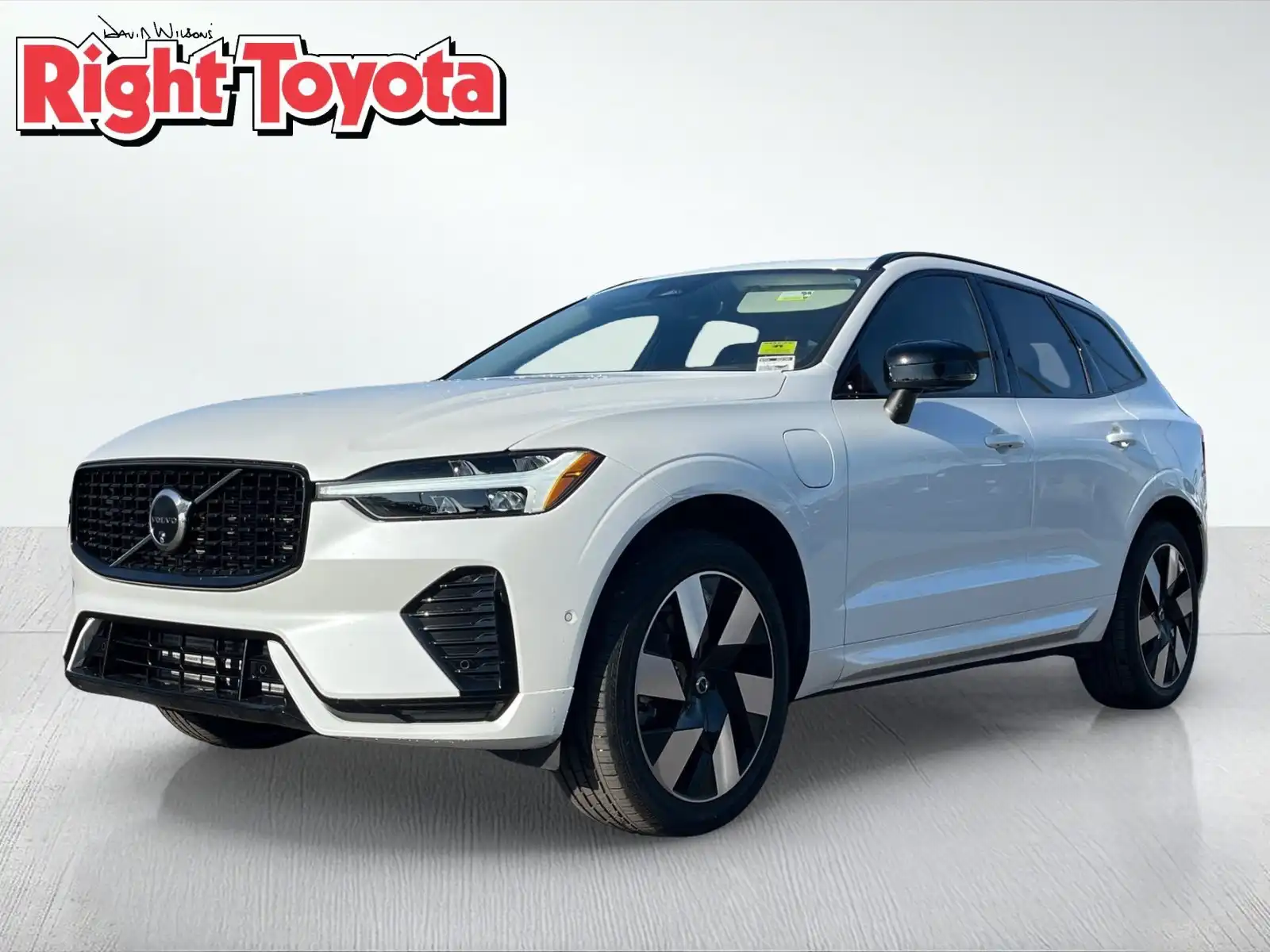 2025 Volvo XC60 T8 Plus Dark AWD's photo