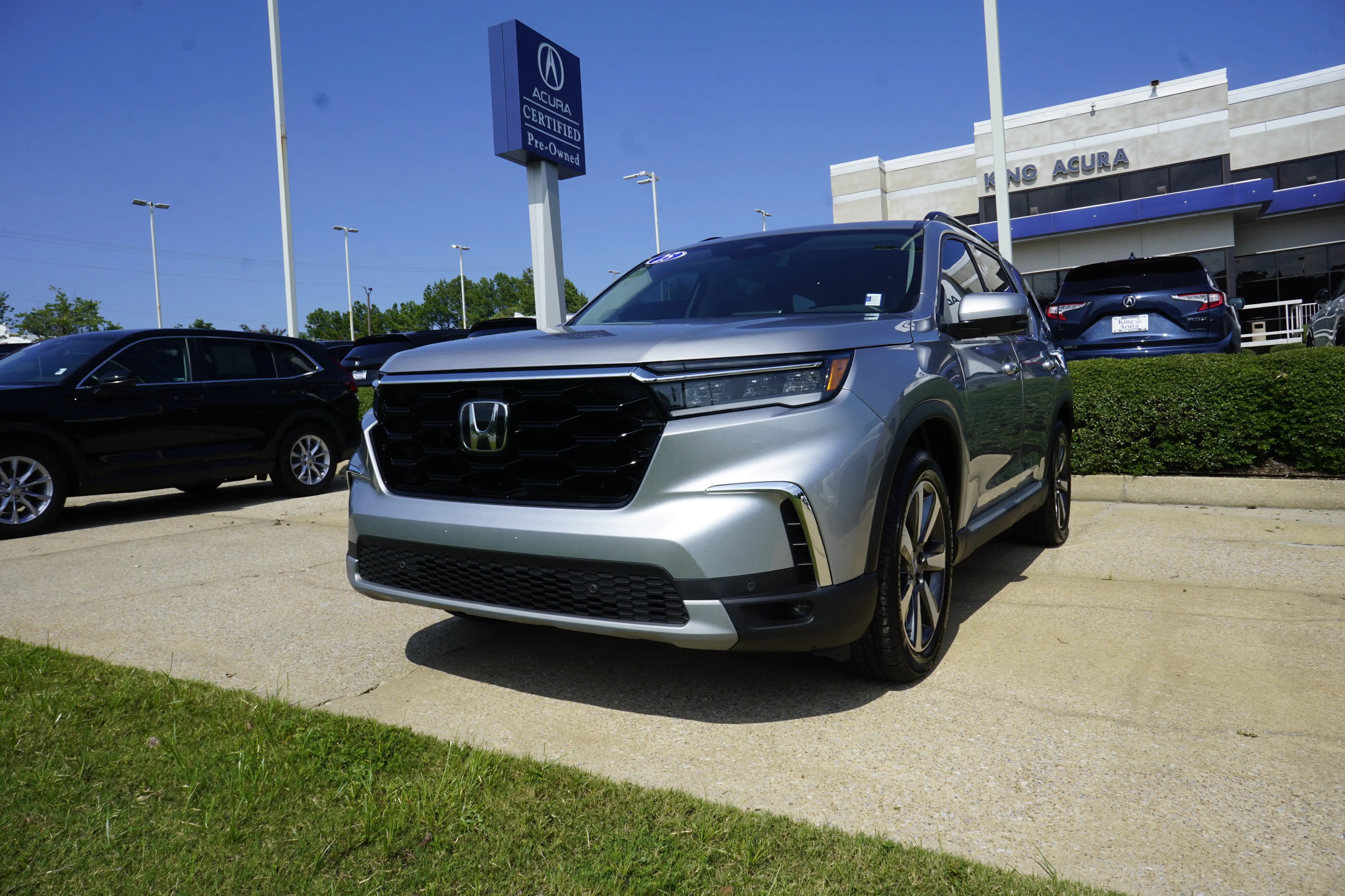 2025 Honda Pilot Touring 2WD's photo