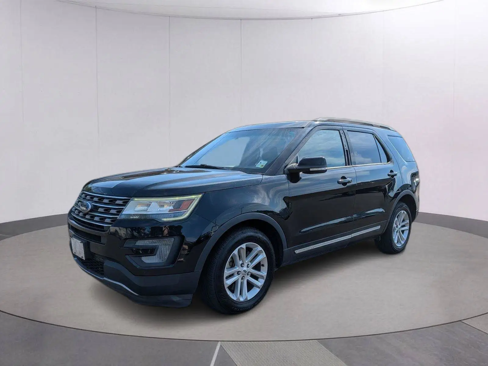 2017 Ford Explorer XLT FWD photo 1