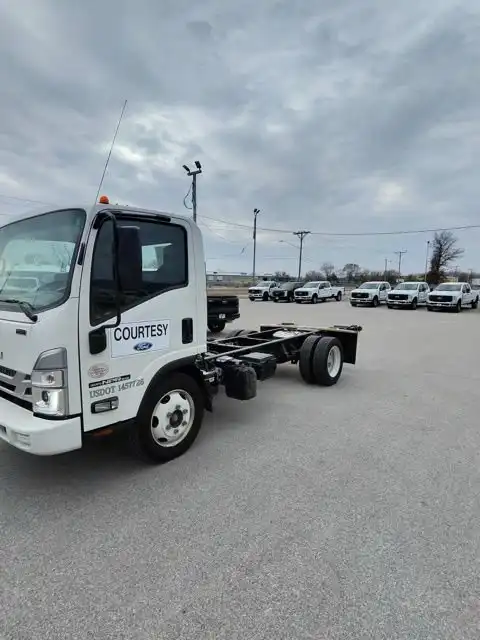 2022 Isuzu NPR-HD's photo