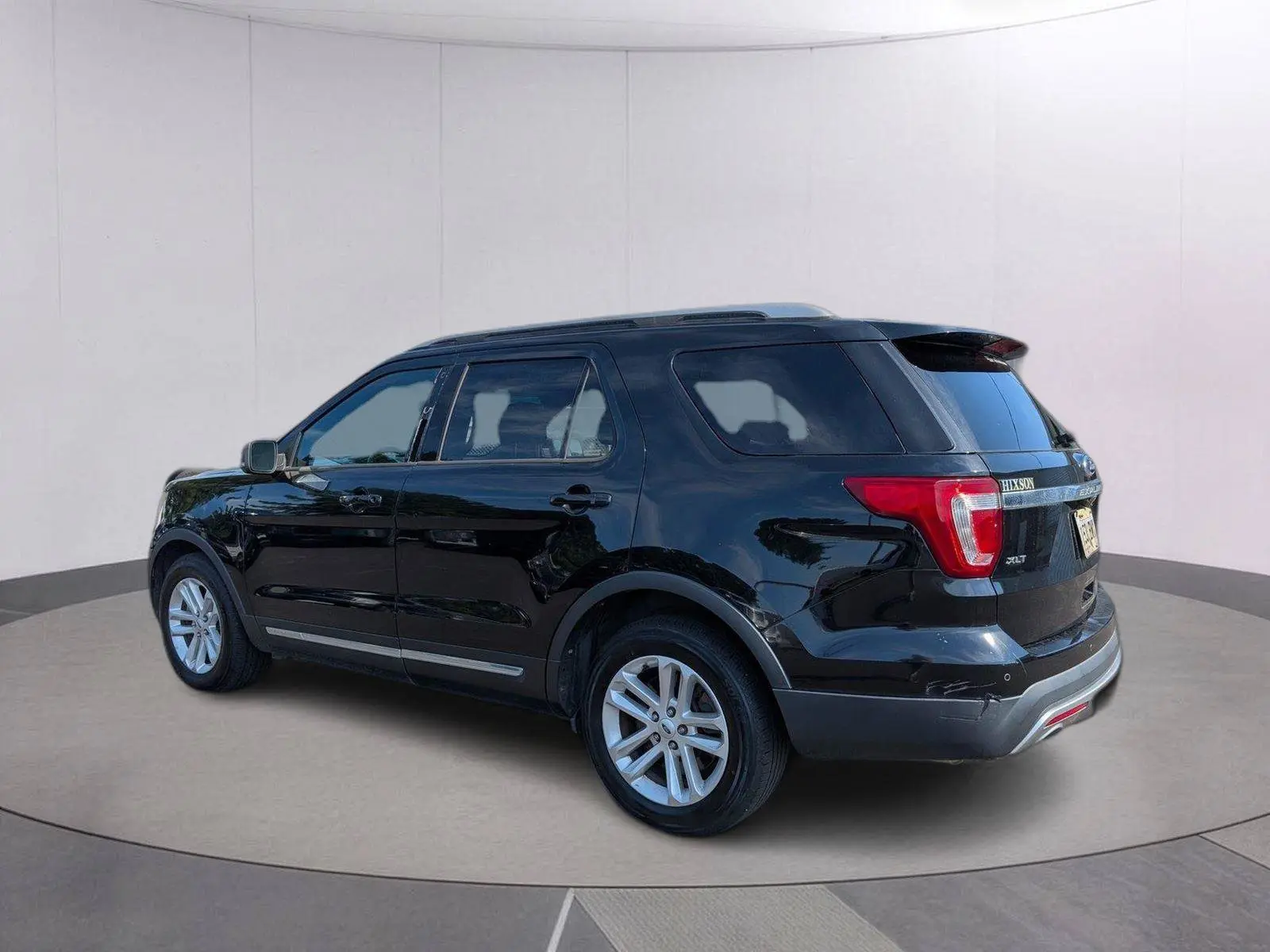 2017 Ford Explorer XLT FWD photo 3