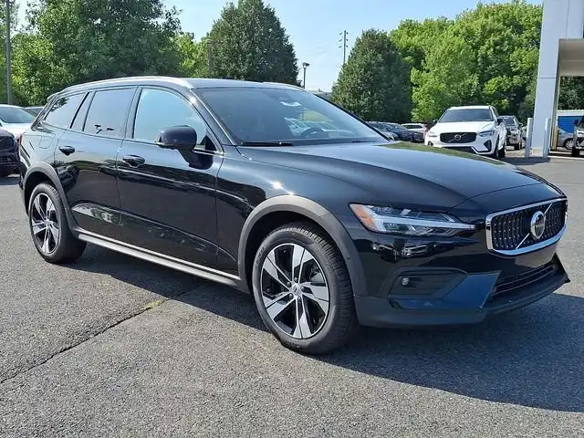 2026 Volvo V60 Cross Country B5 Plus AWD's photo