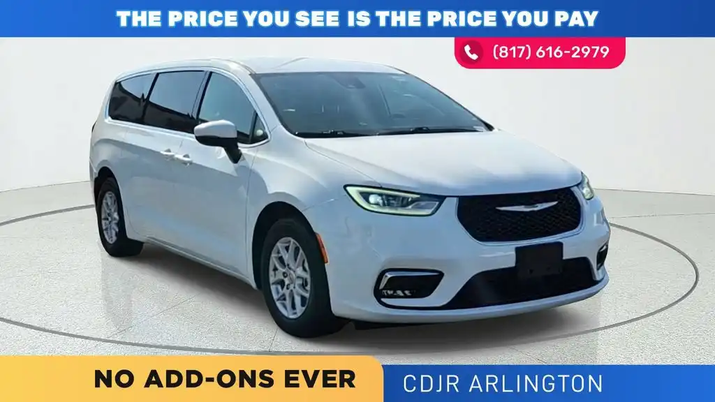 2023 Chrysler Pacifica Touring's photo