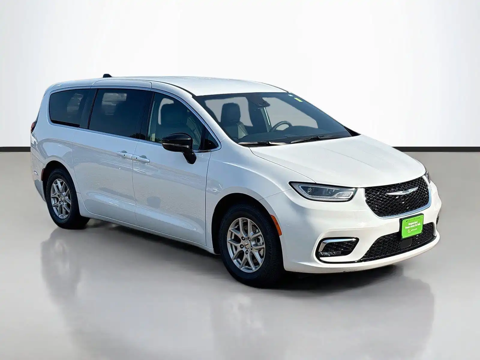 2025 Chrysler Pacifica Select's photo