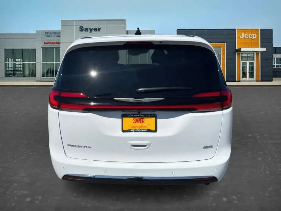 2026 Chrysler Pacifica Select AWD photo 4