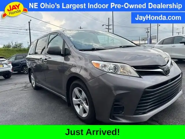 2019 Toyota Sienna LE V6 8-Passenger's photo