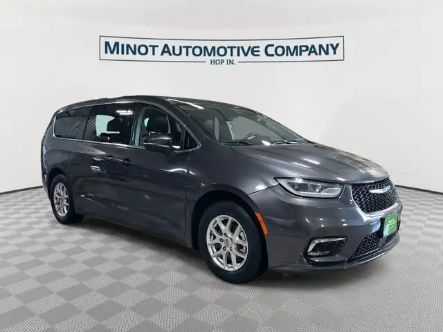 2023 Chrysler Pacifica Touring L's photo