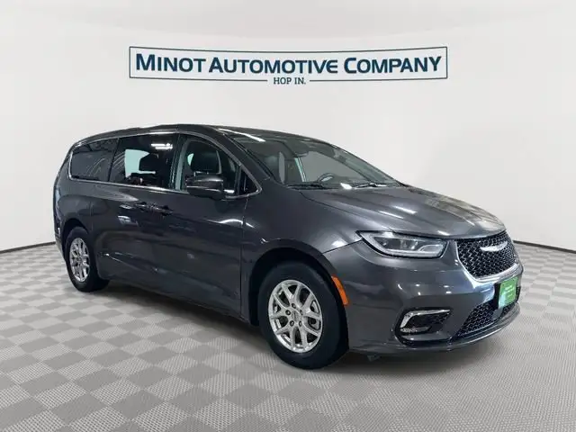 2023 Chrysler Pacifica Touring L's photo