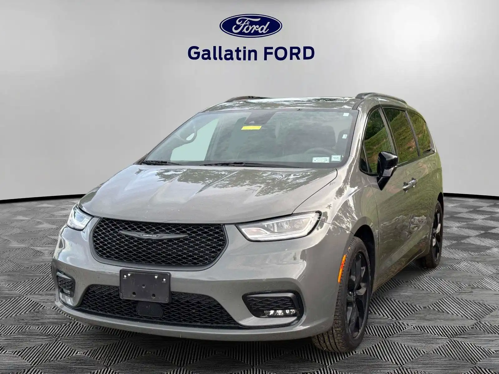 2025 Chrysler Pacifica Limited's photo