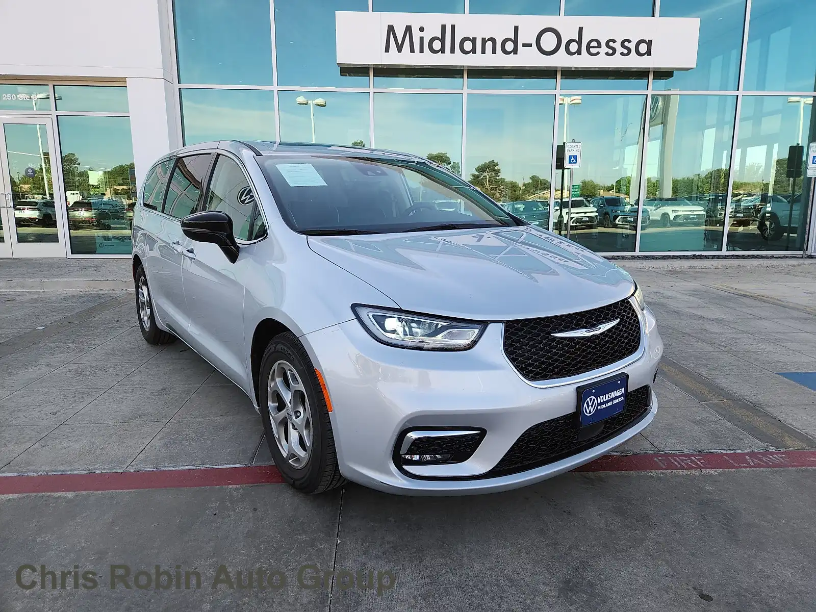 2024 Chrysler Pacifica Limited's photo