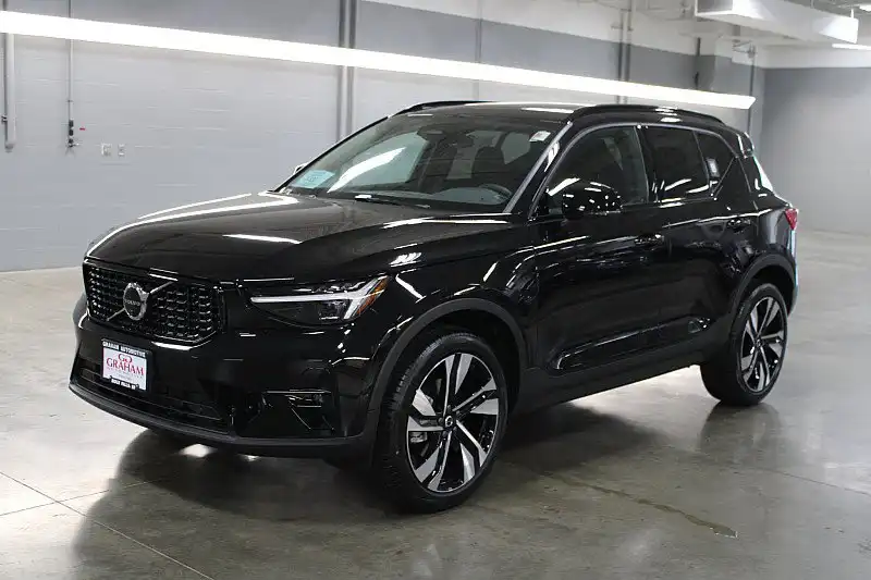 2024 Volvo XC40 B5 Plus Dark AWD's photo