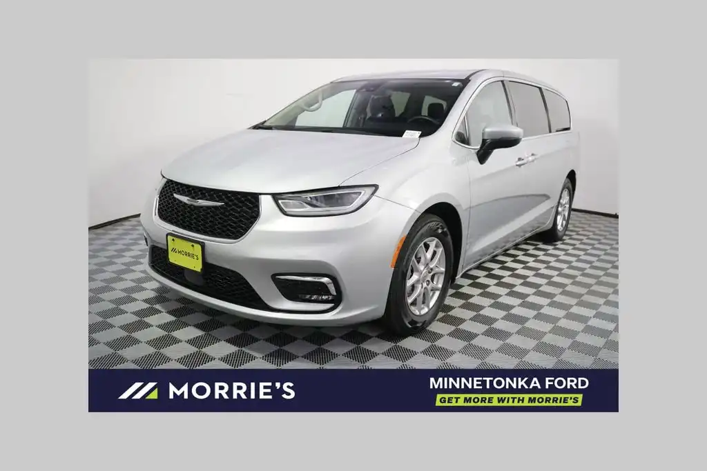 2023 Chrysler Pacifica Touring L's photo