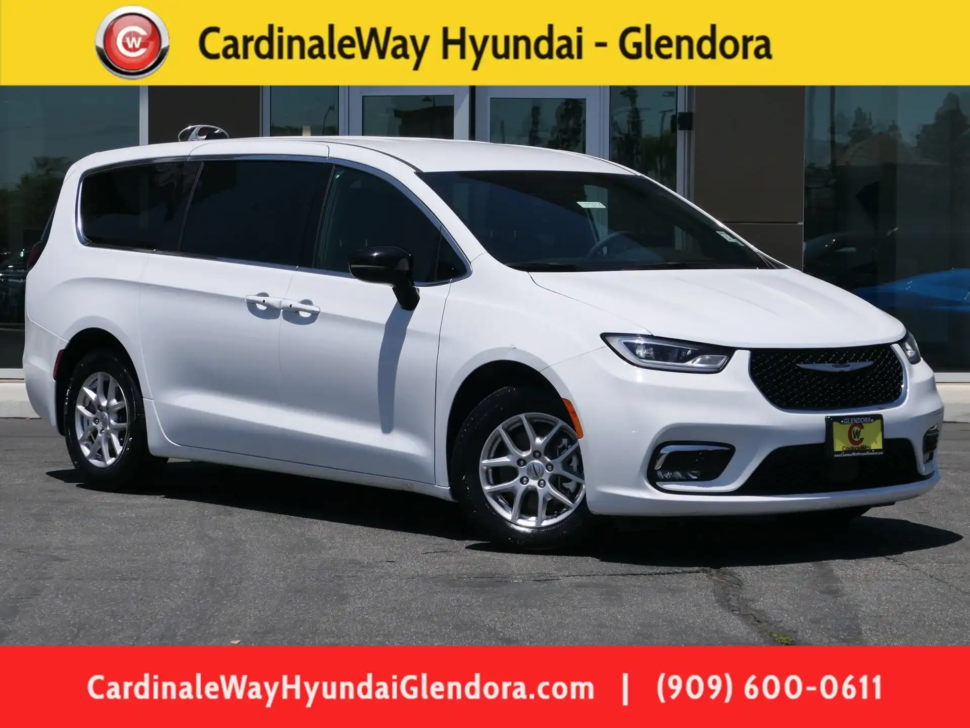 2025 Chrysler Pacifica Select's photo