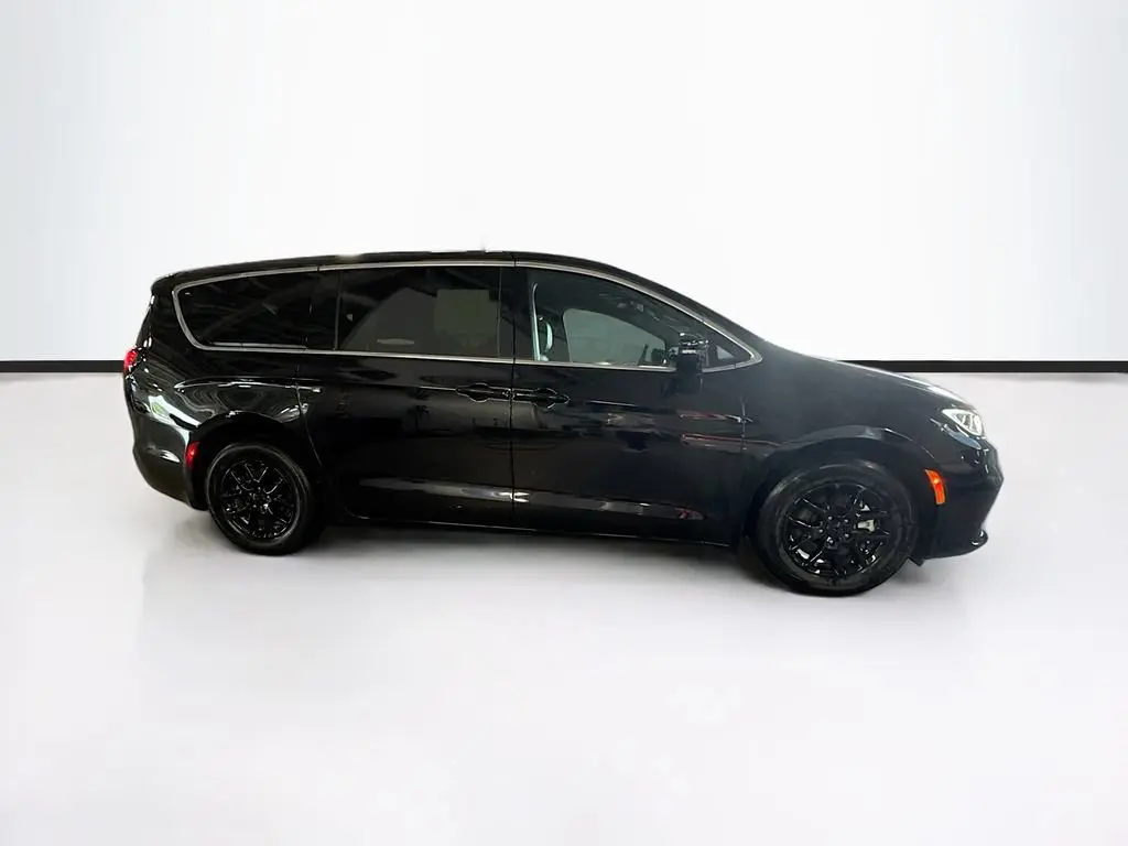 2025 Chrysler Pacifica Select photo 4