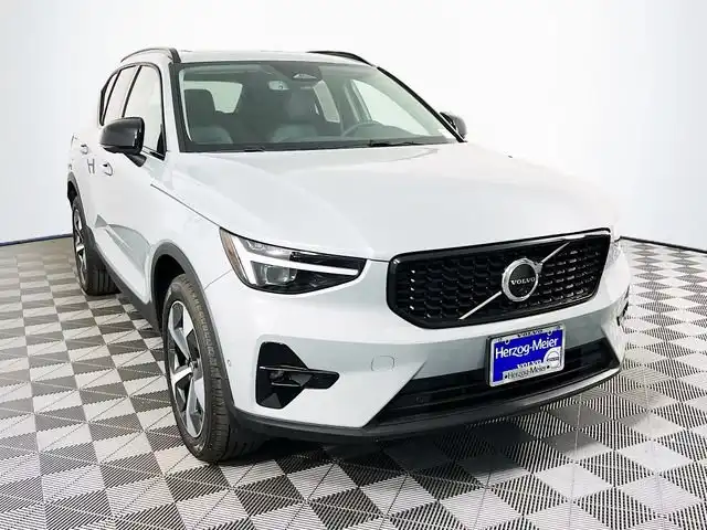 2026 Volvo XC40 B5 Plus Dark AWD's photo