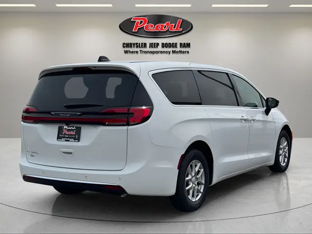 2027 Chrysler Pacifica Select photo 3