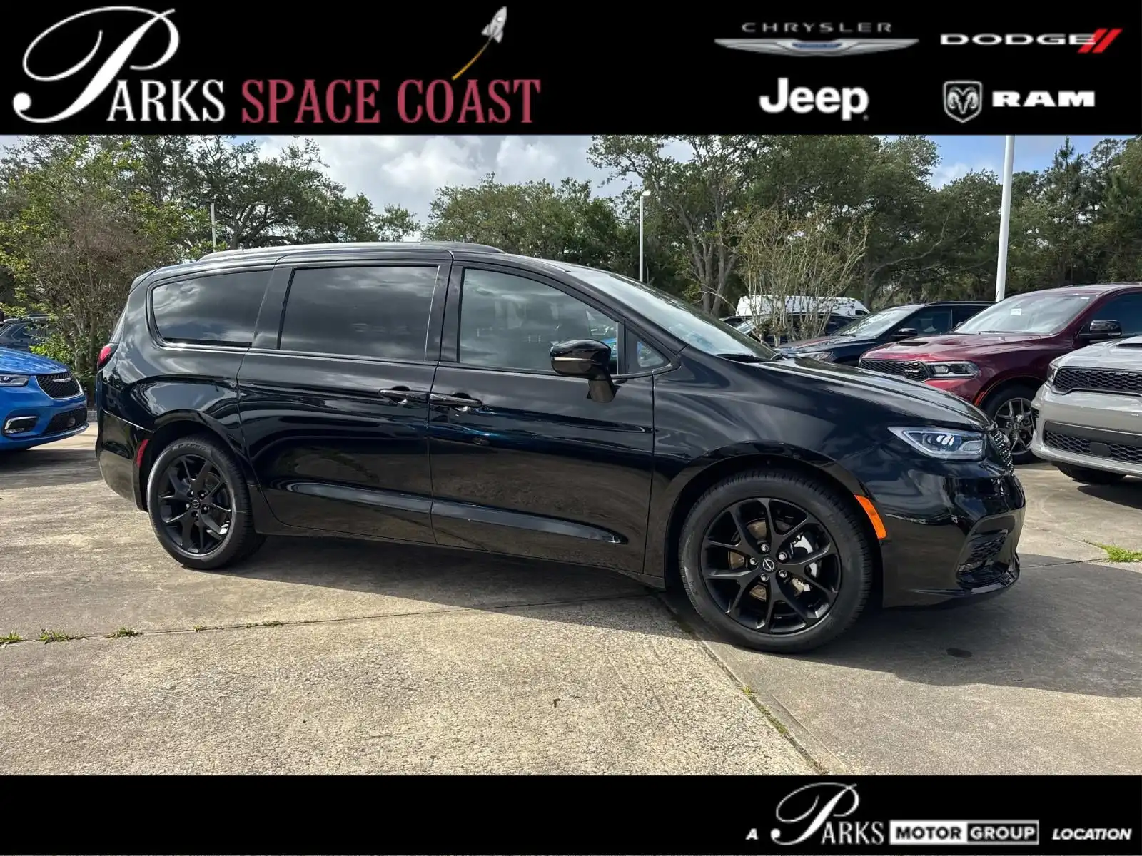2026 Chrysler Pacifica Select's photo