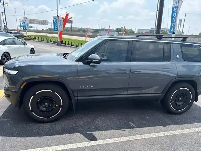 2025 Rivian R1S Adventure Dual Standard's photo