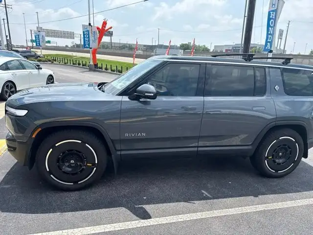 2025 Rivian R1S Adventure Dual Standard's photo