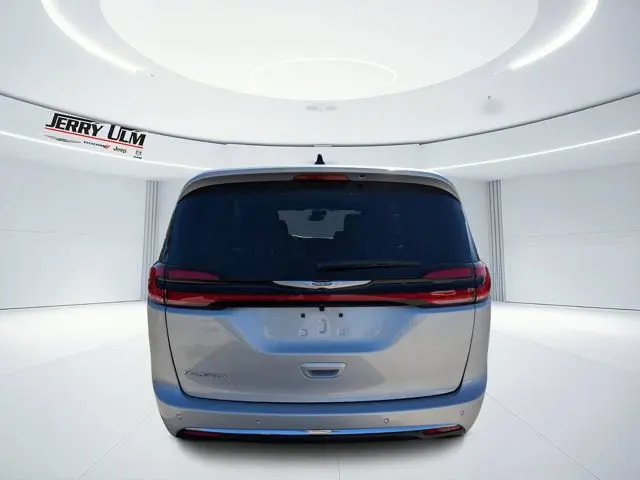 2026 Chrysler Pacifica Select photo 4