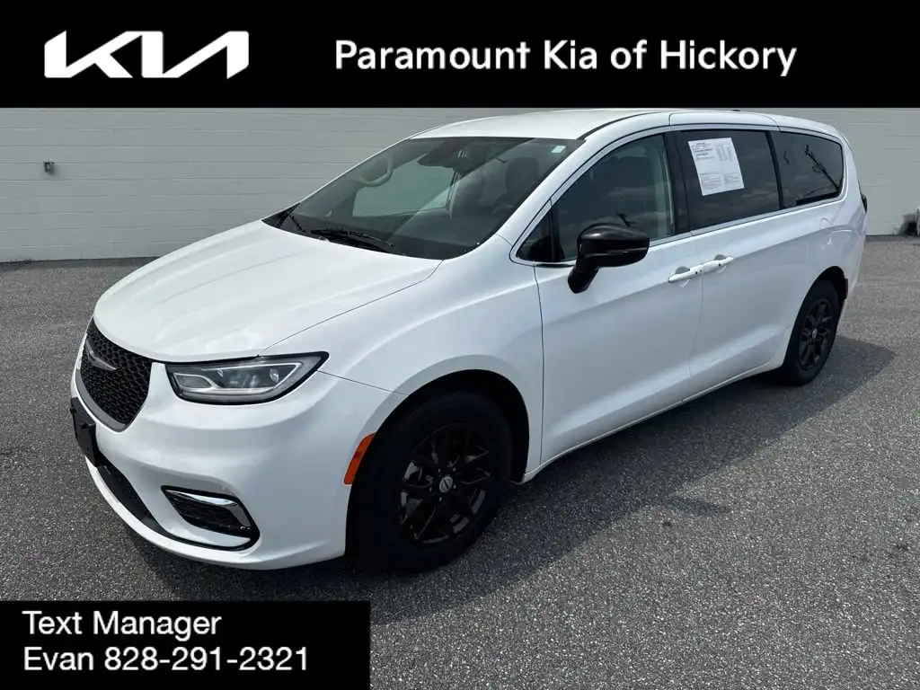 2024 Chrysler Pacifica Touring L's photo