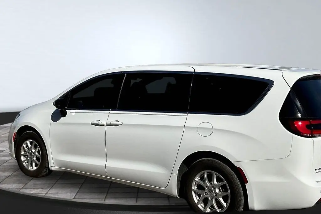 2025 Chrysler Pacifica Select photo 5