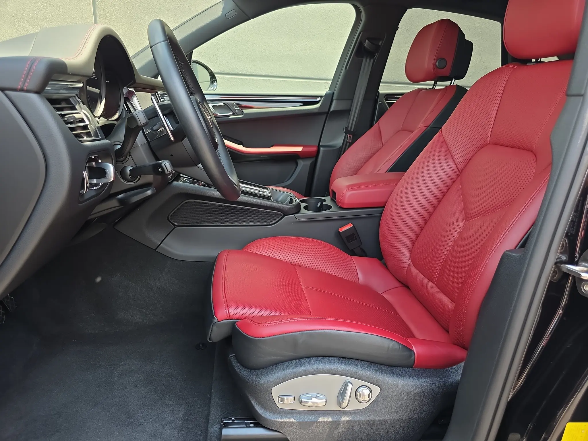 2025 Porsche Macan Base photo 5