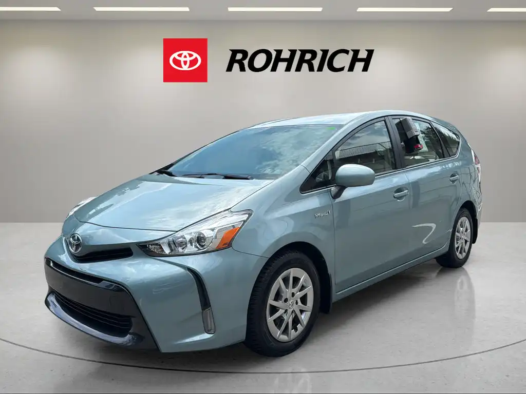 2016 Toyota Prius v Three's photo