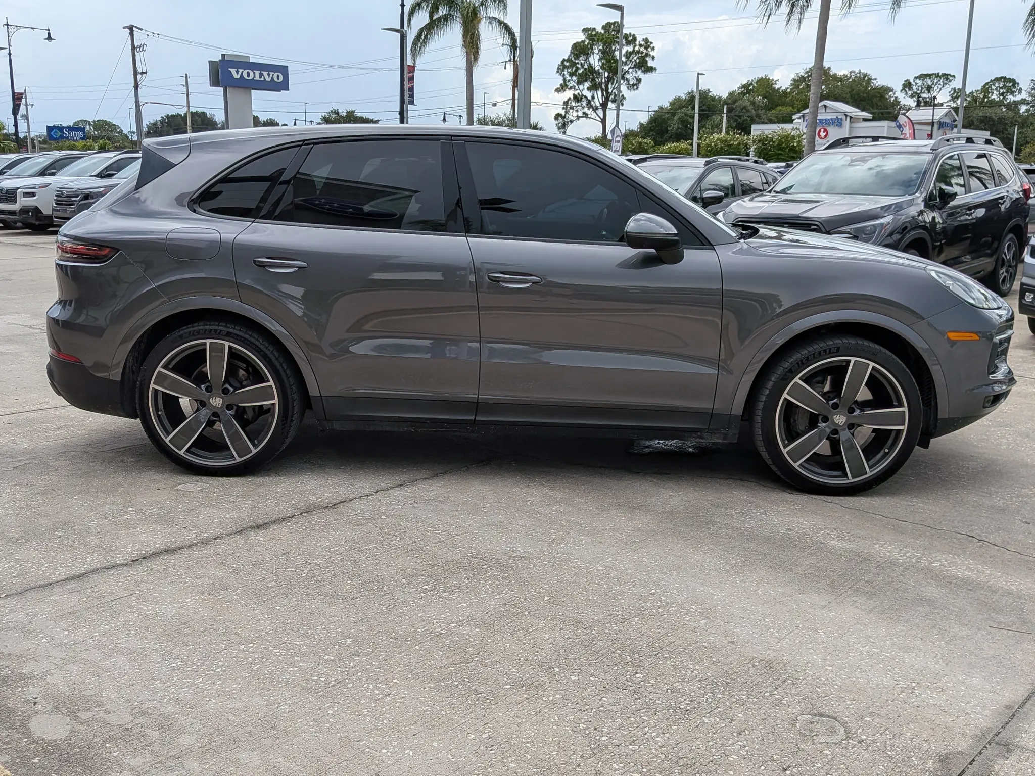2021 Porsche Cayenne S photo 3