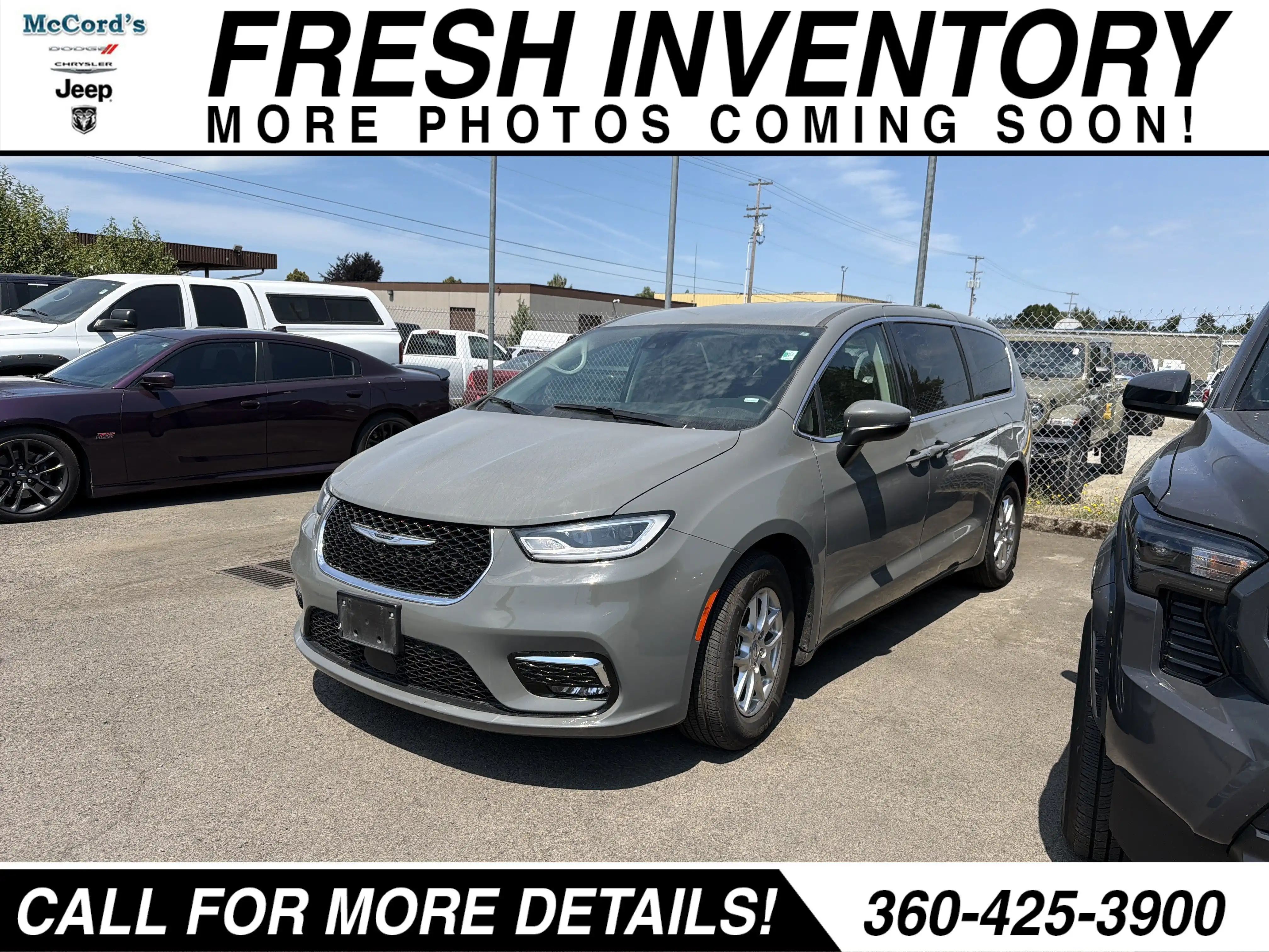 2023 Chrysler Pacifica Touring L's photo