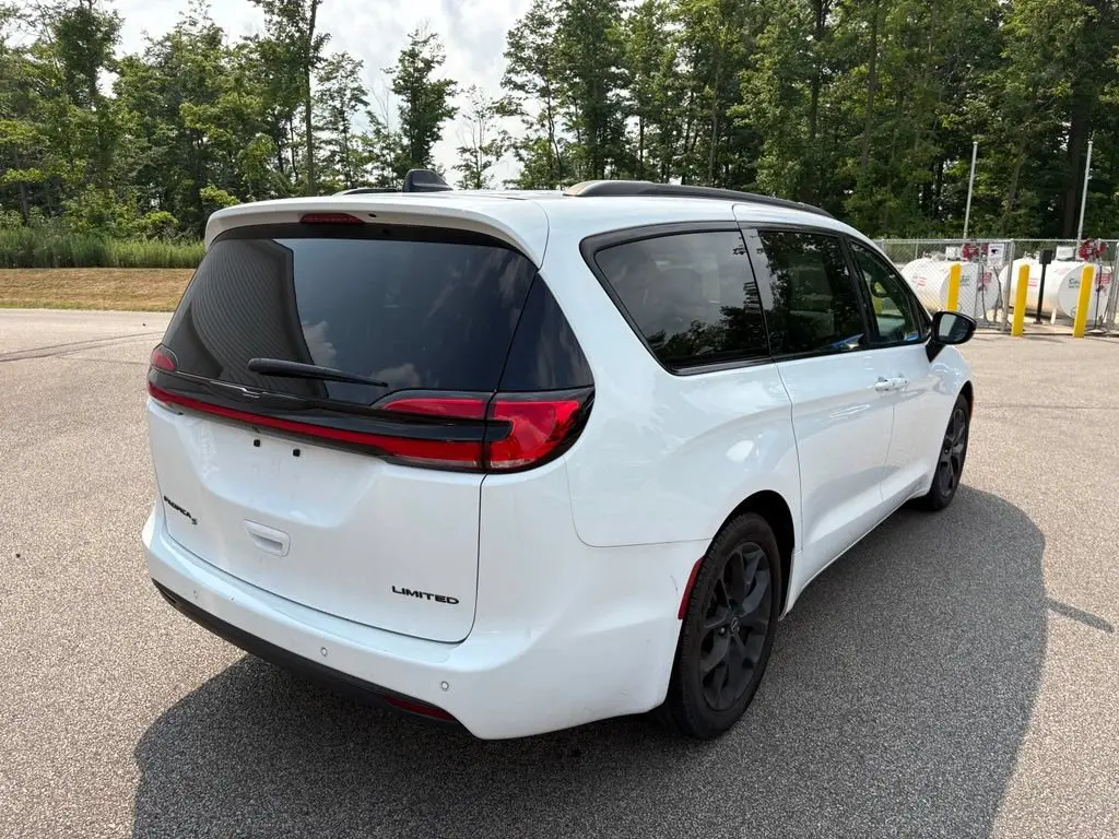 2025 Chrysler Pacifica Limited photo 4