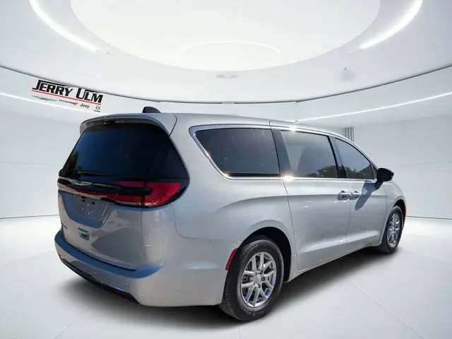 2026 Chrysler Pacifica Select photo 3