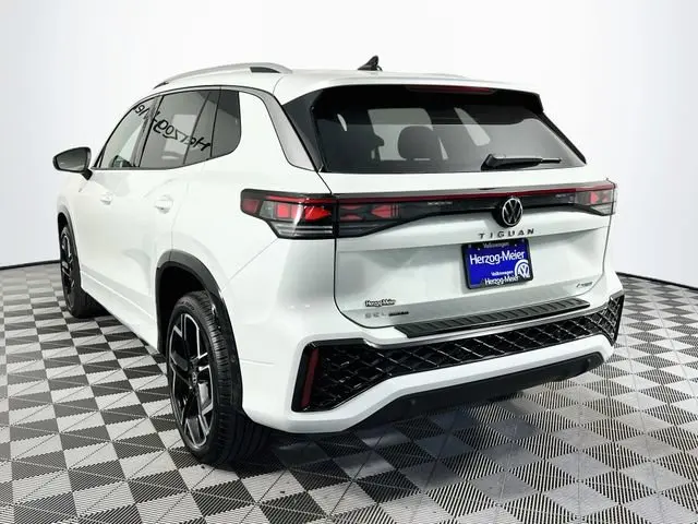 2026 Volkswagen Tiguan 2.0T SEL R-Line Turbo 4Motion photo 4