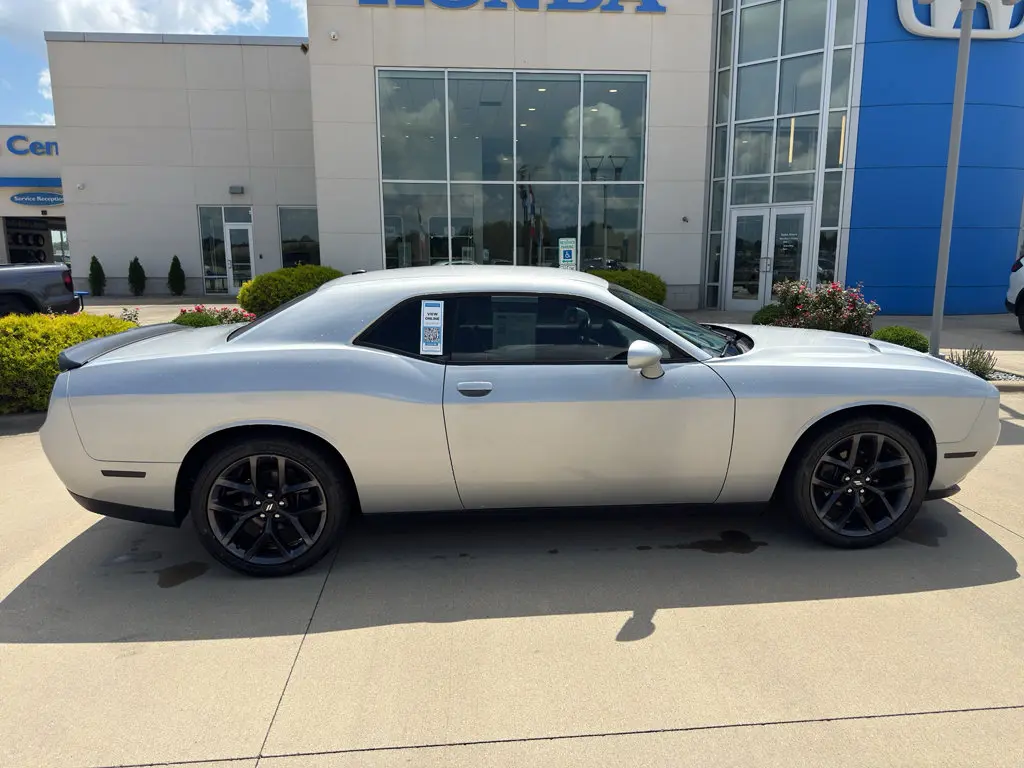 2019 Dodge Challenger SXT Auto photo 4