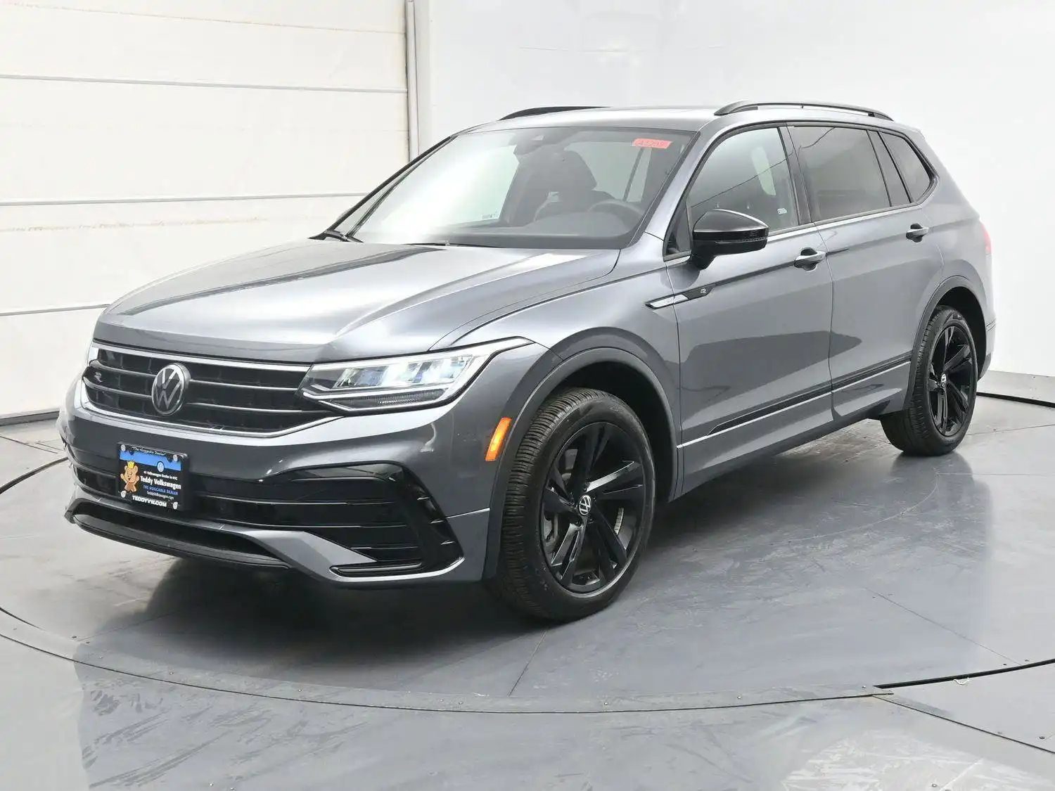 2024 Volkswagen Tiguan 2.0T SE R-Line Black 4Motion's photo