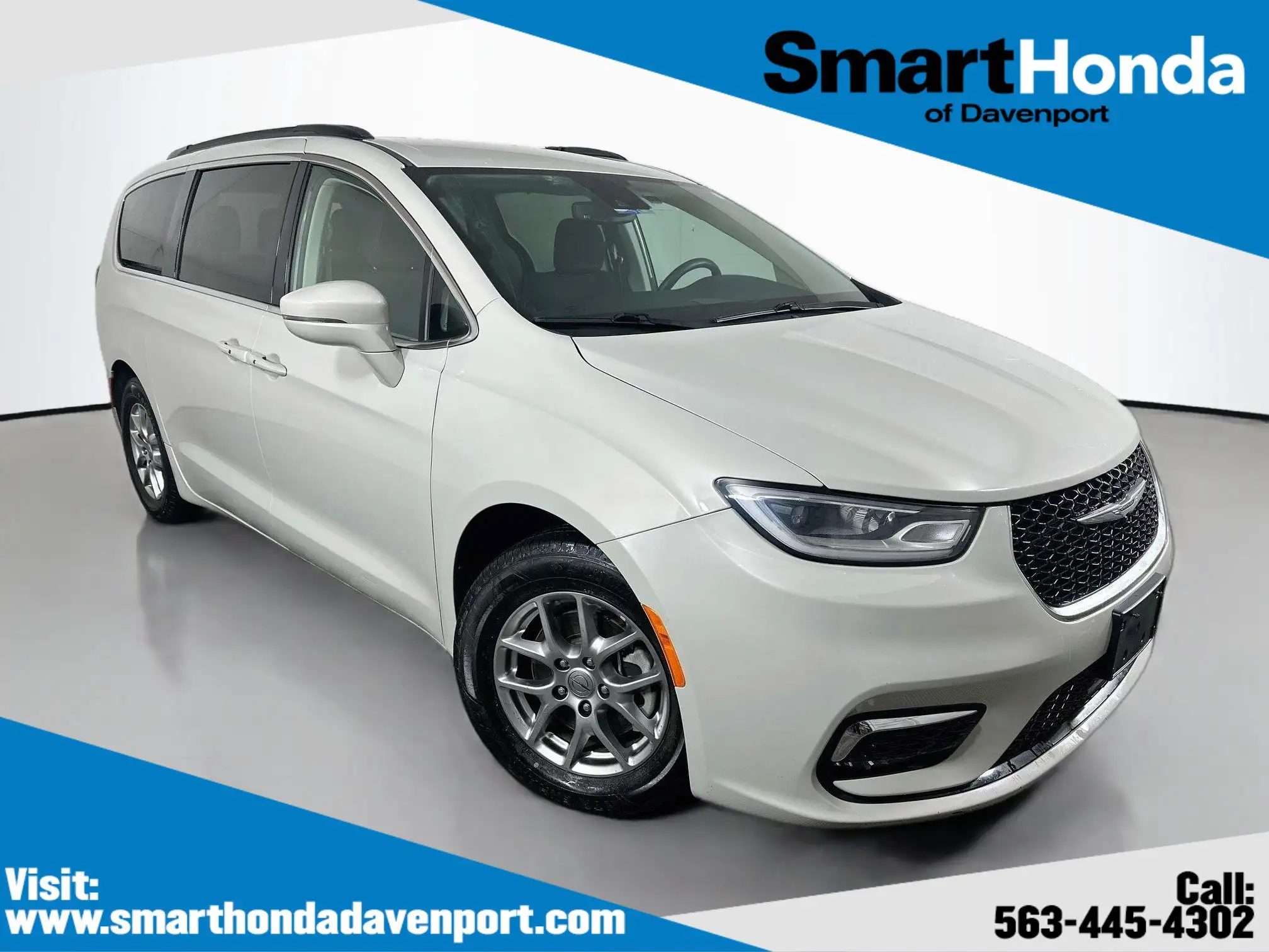 2021 Chrysler Pacifica Touring's photo