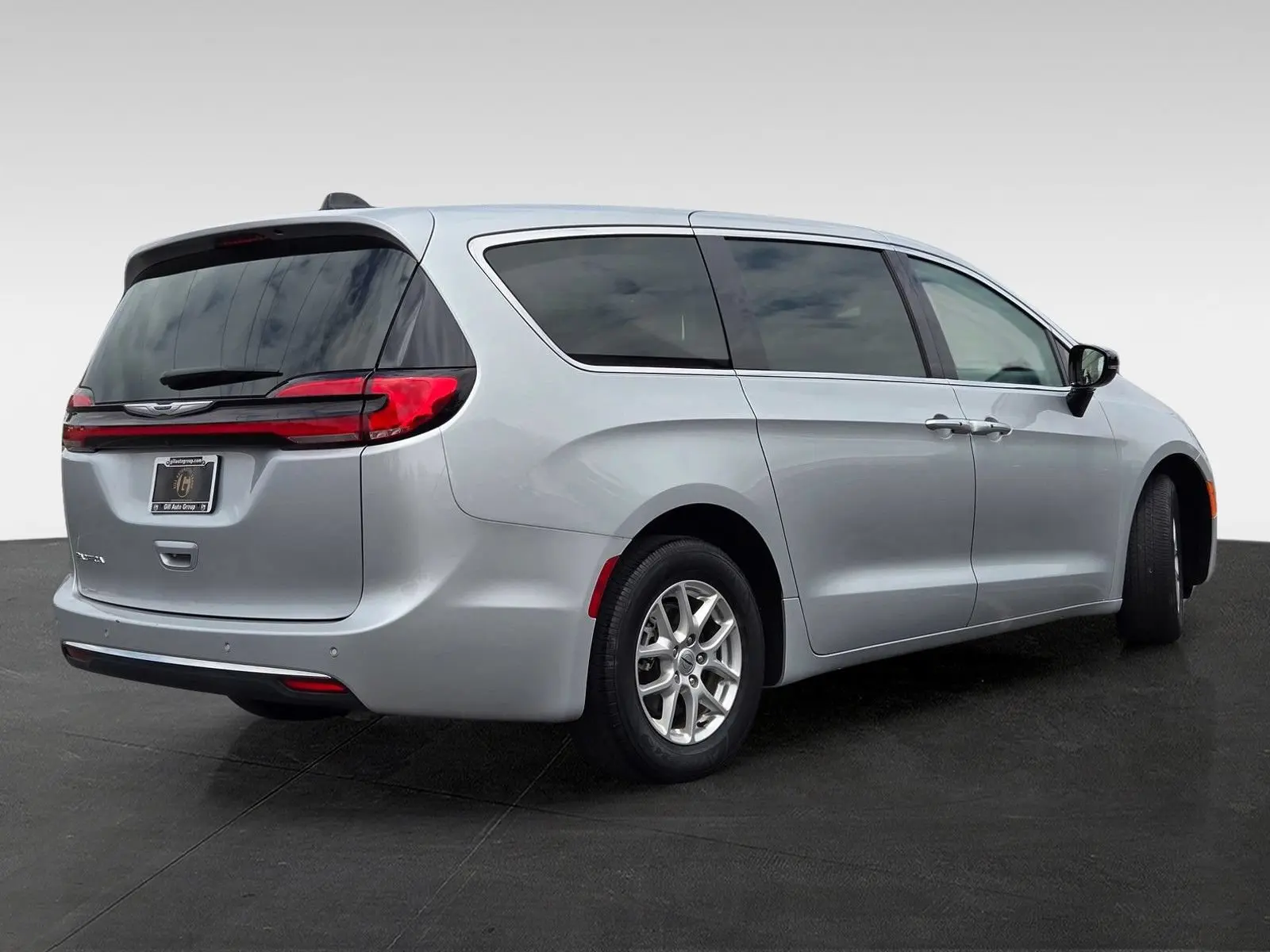 2024 Chrysler Pacifica Touring L photo 4