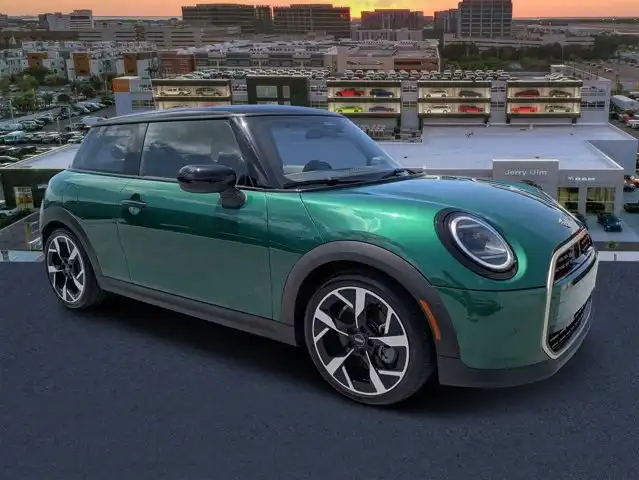 2025 MINI Hardtop Cooper S Signature's photo