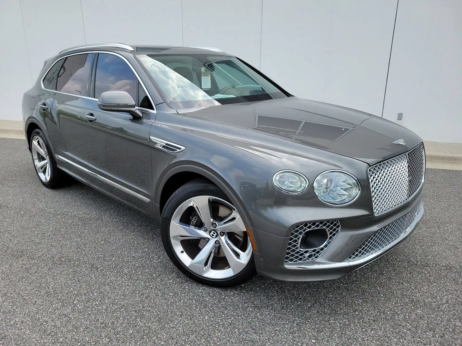 2023 Bentley Bentayga Hybrid's photo