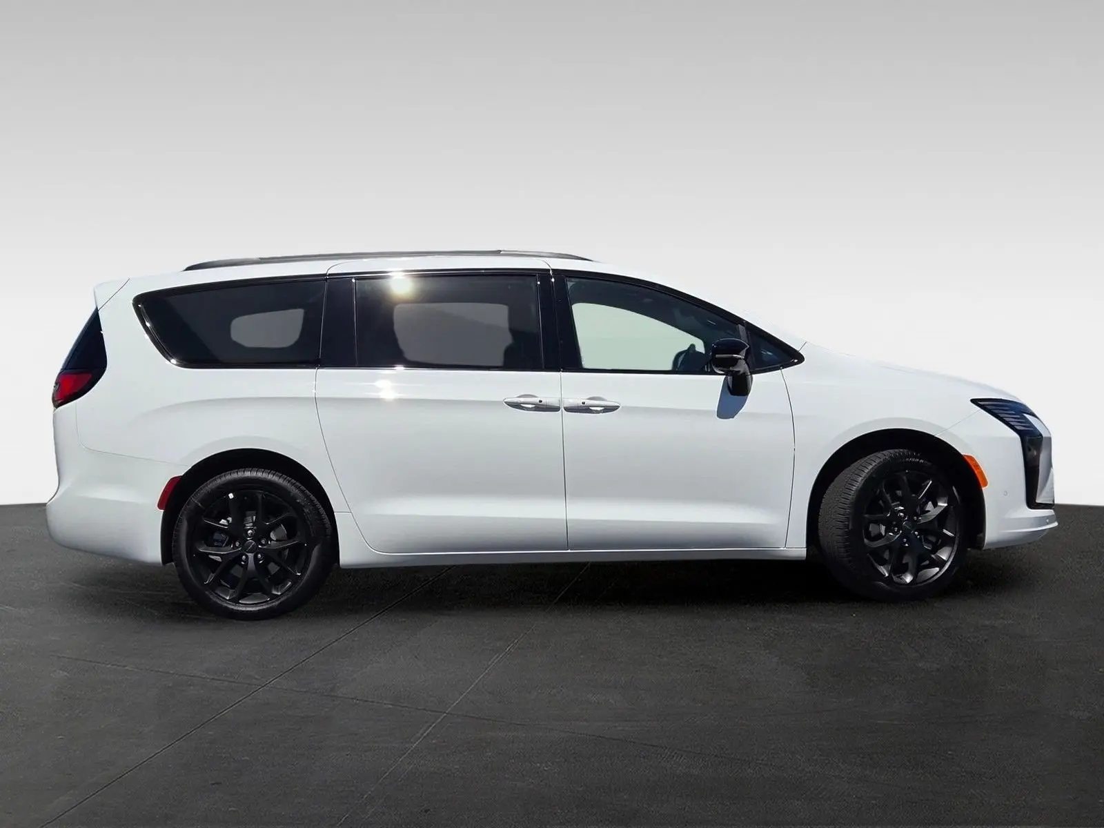 2027 Chrysler Pacifica Limited AWD photo 4