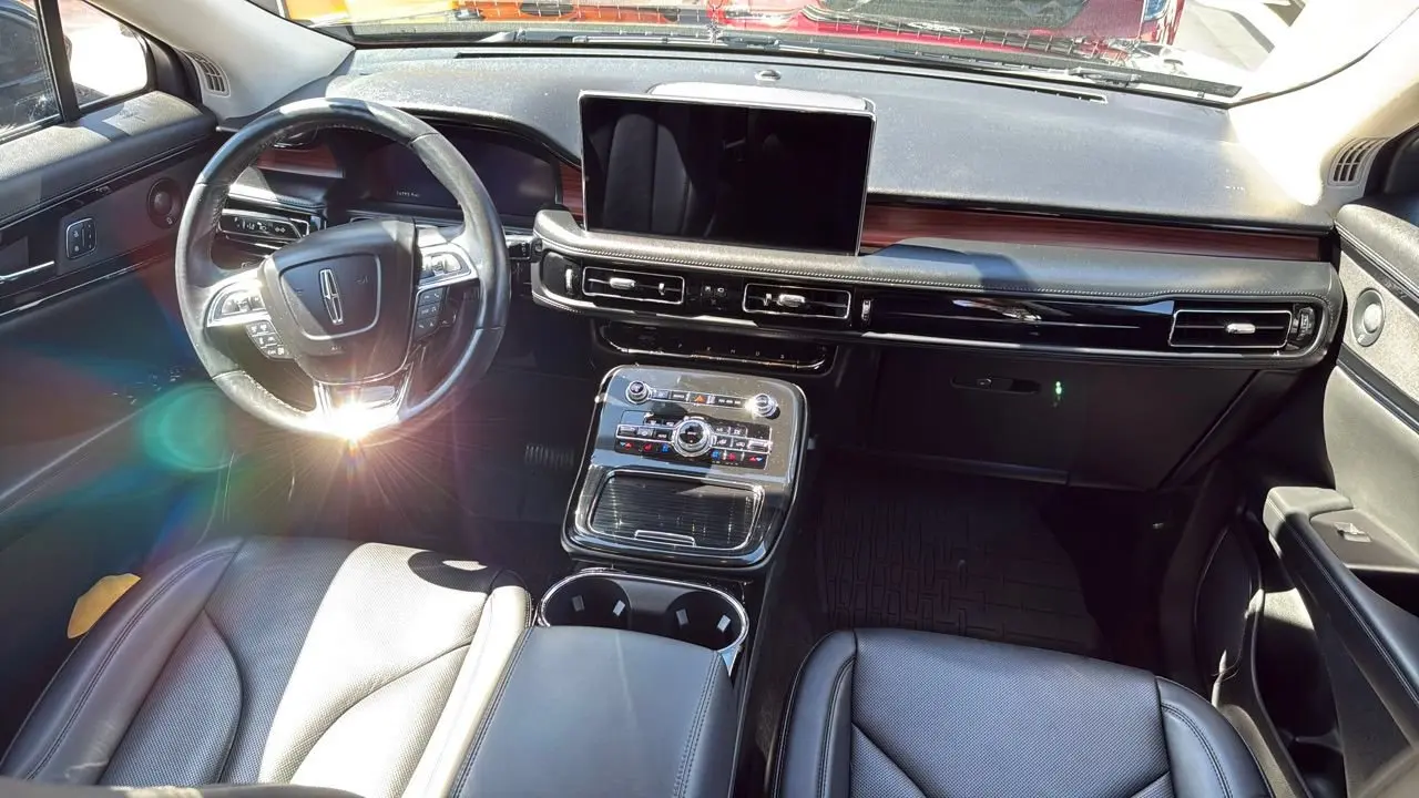 2023 Lincoln Nautilus Reserve AWD photo 3