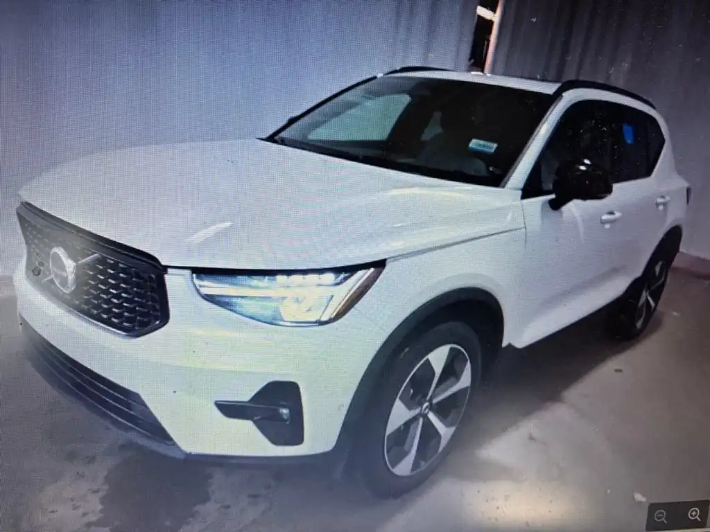 2023 Volvo XC40 B4 Ultimate Dark's photo