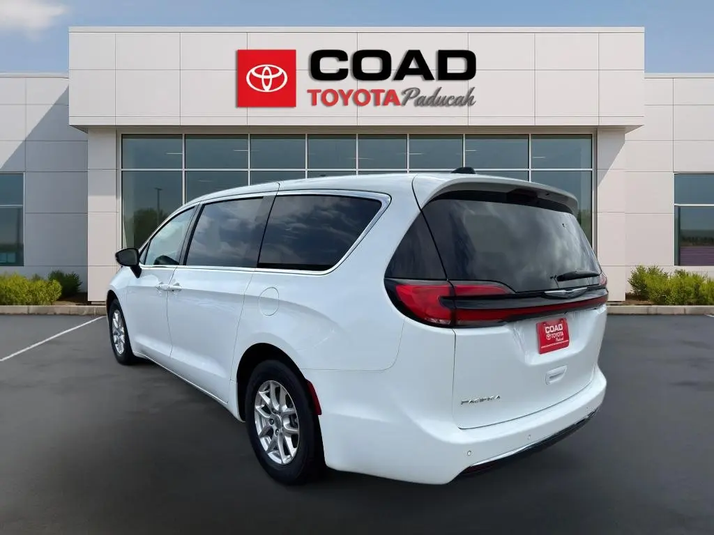 2025 Chrysler Pacifica Select photo 3