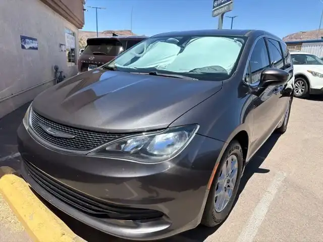 2017 Chrysler Pacifica Touring's photo