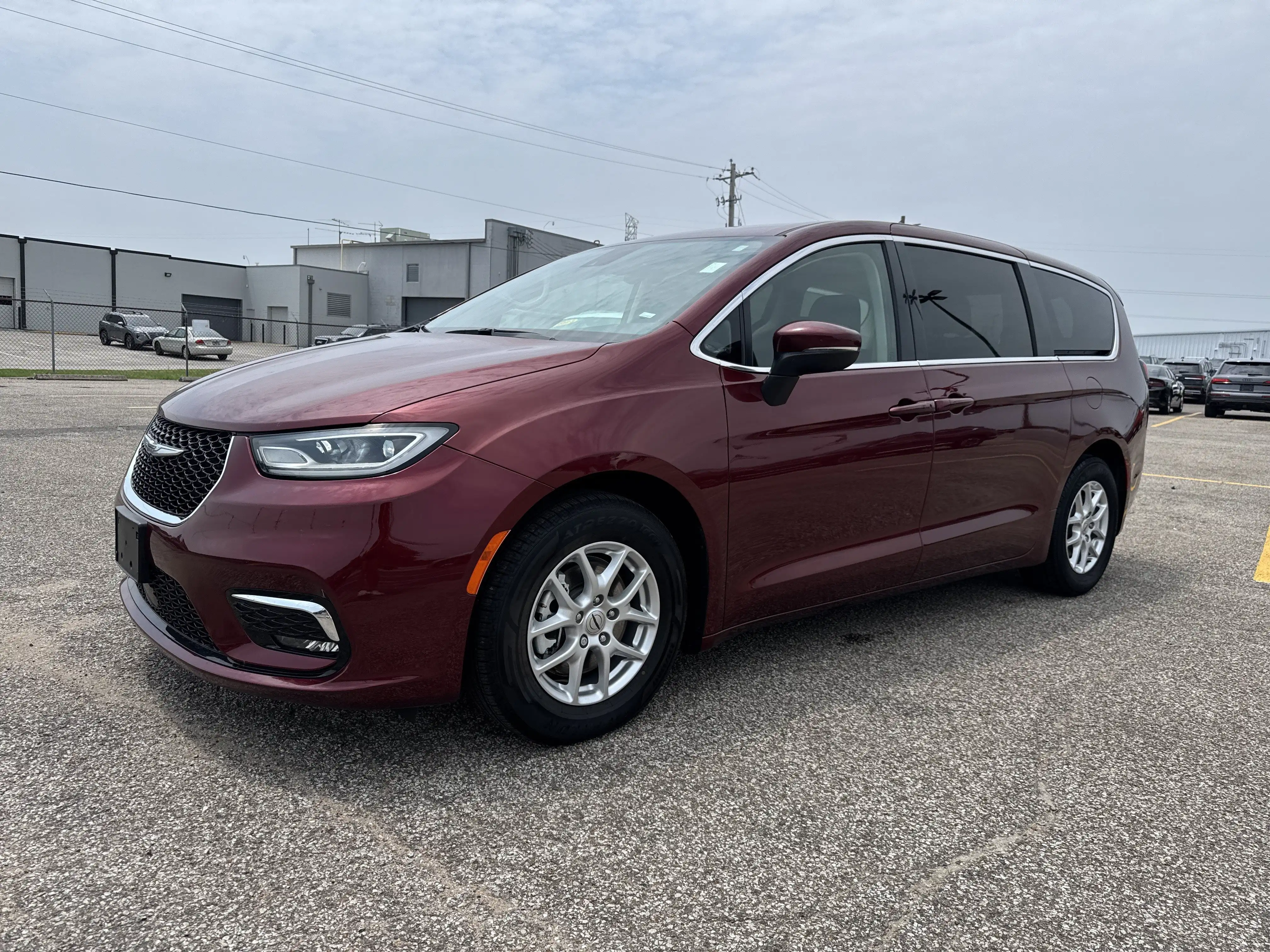 2023 Chrysler Pacifica Touring L's photo