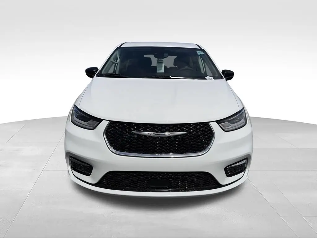 2024 Chrysler Pacifica Touring L photo 5